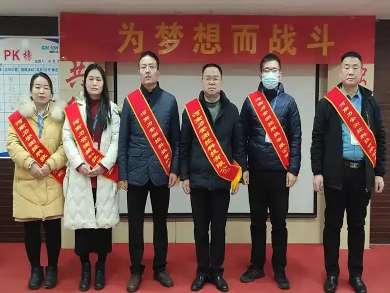 他們是一束光，為伊始照亮